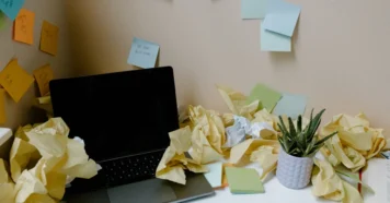 Como tirar cola de adesivo do notebook sem danificar Como tirar cola de adesivo do notebook sem danificar