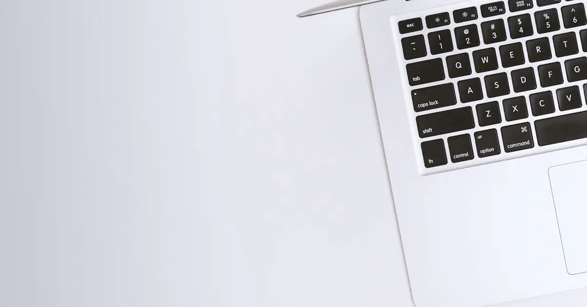 Onde fica o ponto de interrogação no teclado do notebook?